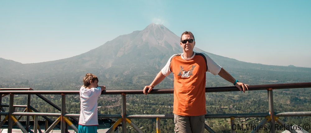 foto-de-JC-y-mi-hijo-el-volcán-Merapi-en-Java-mirador