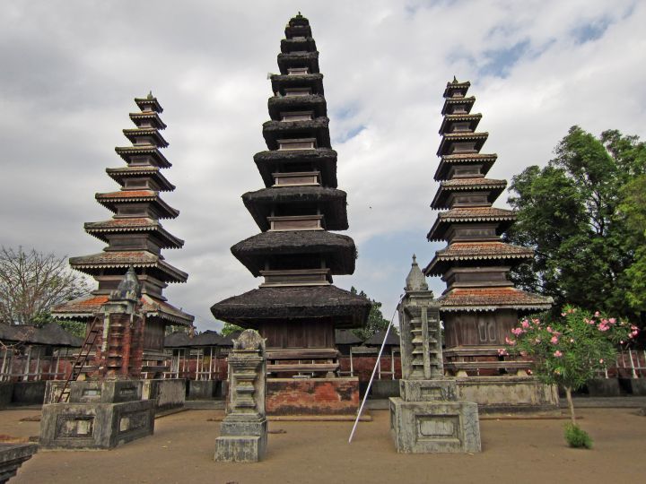 Pura-Meru-templos-que-ver-en-Lombok-Hinduismo