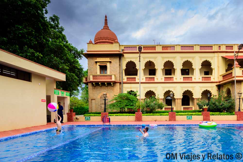 foto-nuestra-jugando-en-la-maravillosa-piscina-del-Shivavilas-Palace-para-nosotros-solos