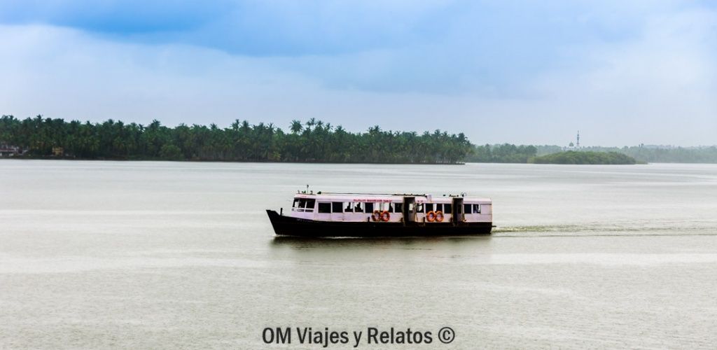 ferry-backwater-Kerala