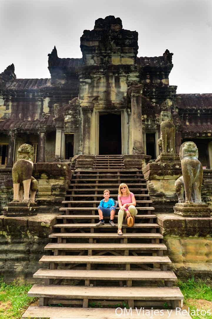templos Angkor Wat con niños
