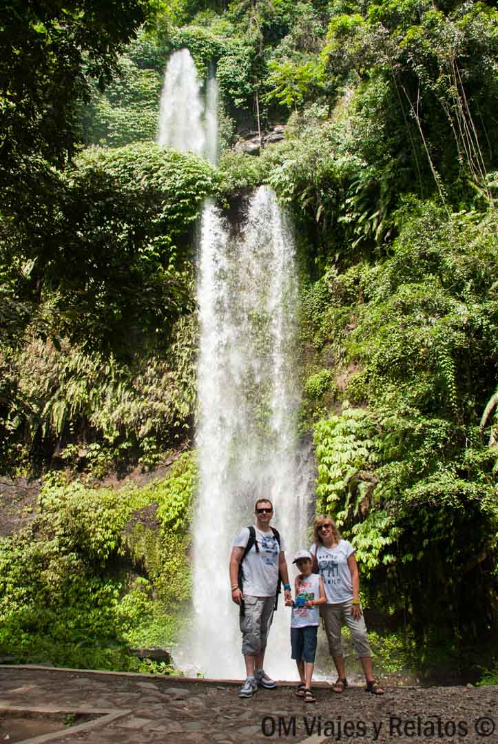 foto-de-familia-en-las-cascadas-de-Lombok