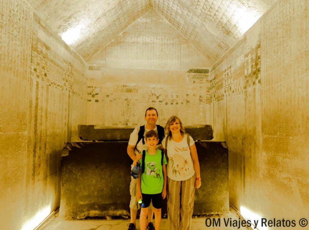 guía-para-visitar-Menfis-y-Saqqara-en-Egipto-foto-familiar-en-Saqqara