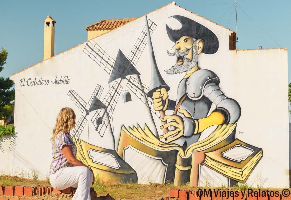 vacaciones-en-coche-por-España-Ruta-del-Quijote-foto-mia-junto-a-grafitti-don-Quijote