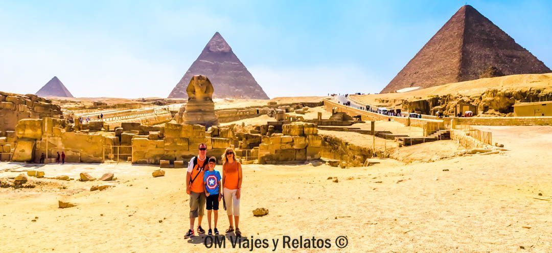 foto-nuestra-familiar-de-recuerdo-junto-a-las-piramides-Giza