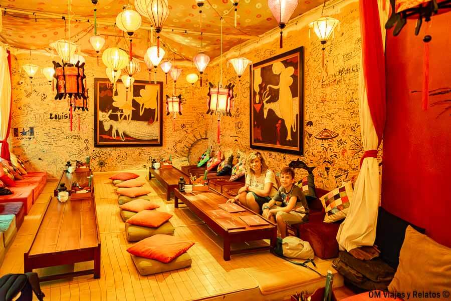foto-mia-y-de-mi-hijo-en-Latern-Lounge-bar-restaurant-Hanoi