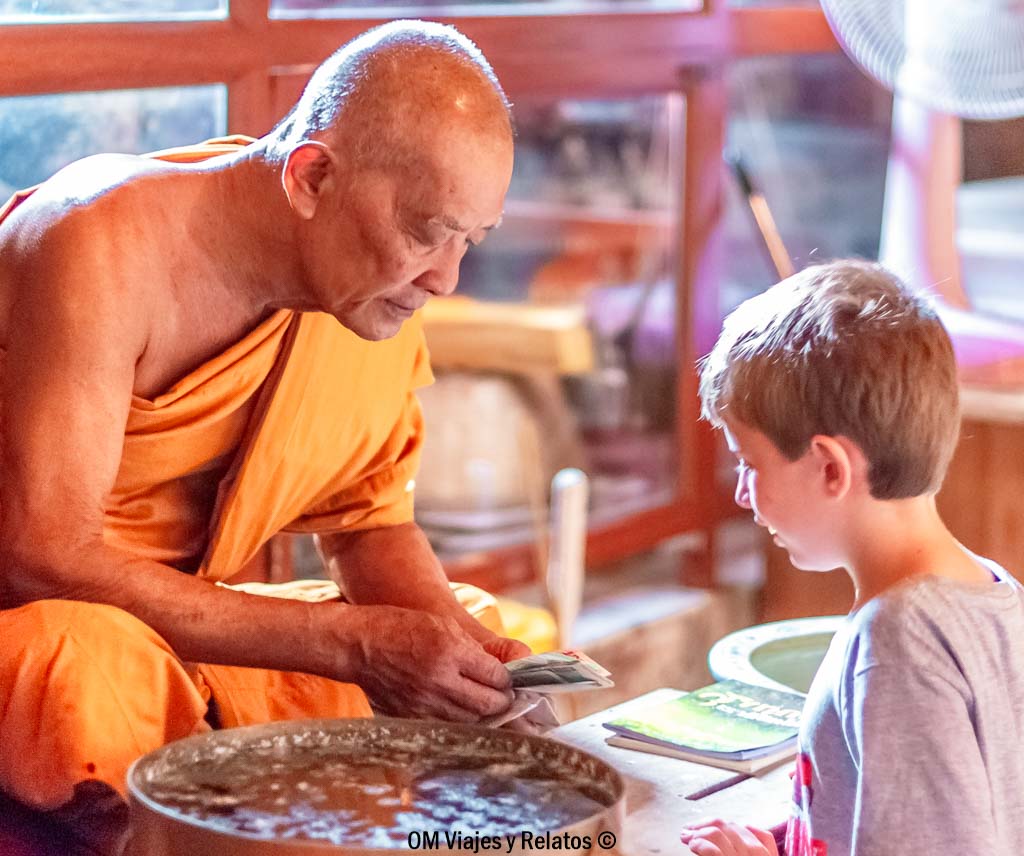 foto-de-mi-hijo-con-un-monje-en-nuestro-viaje-por-Tailandia