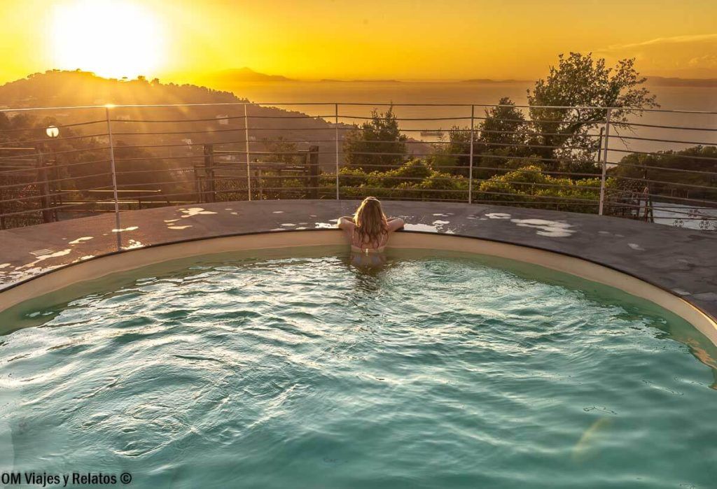 foto-mia-contemplando-puesta-de-sol-desde-la-piscina-de-un-hotel-barato-en-la-Costa-Amalfitana