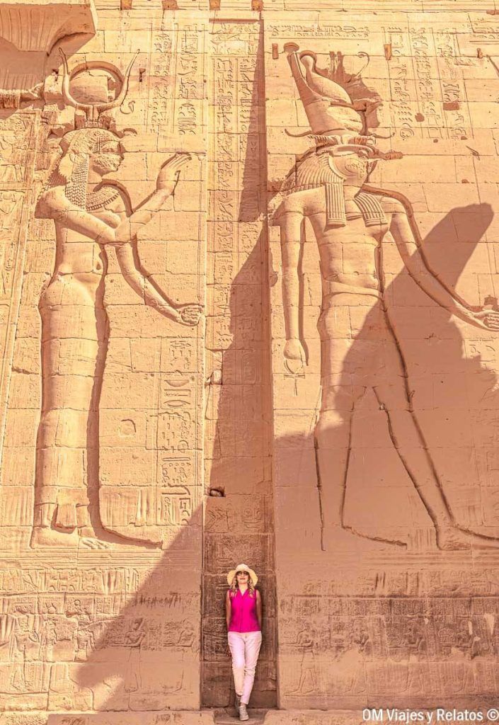 guia-para-viajar-a-Egipto-una-servidora-en-el-templo-de-Philae