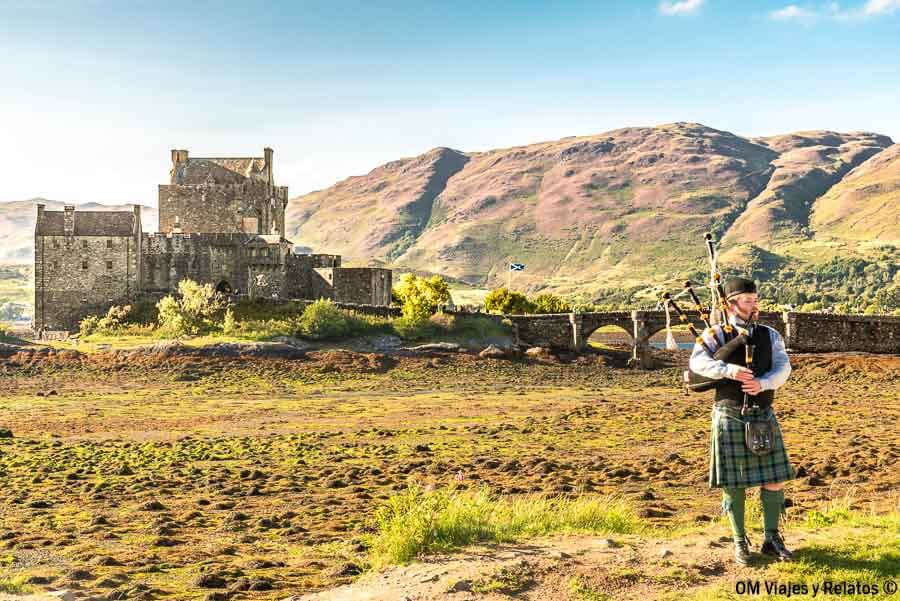 gaitero-durante-la-visita-de-Eilean-Donan-castle-en-Escocia