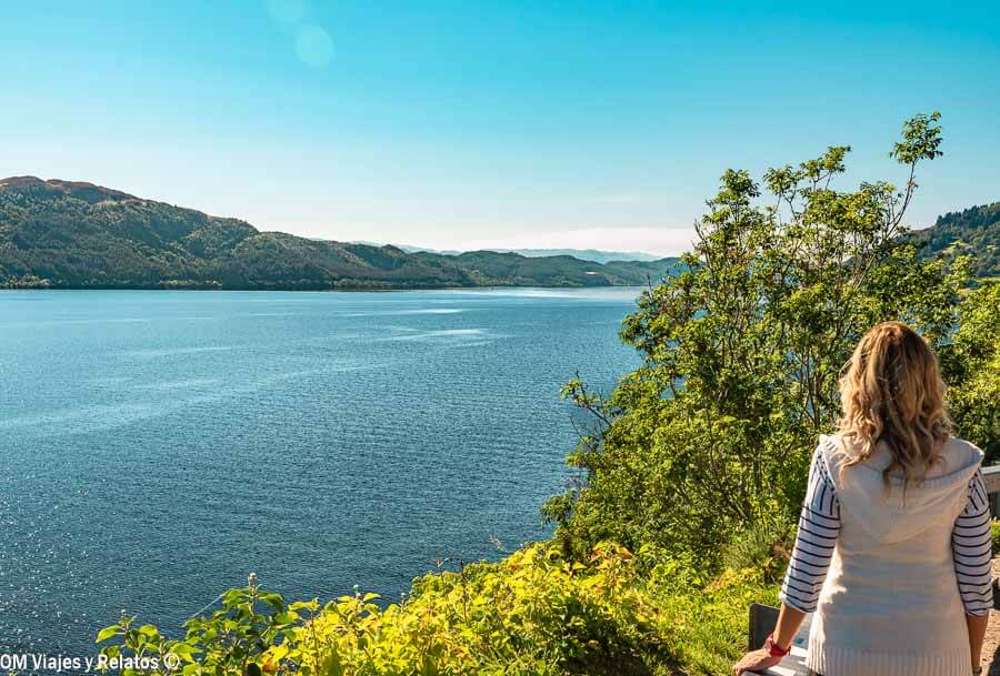 foto-mia-mirando-al-lago-Ness-Escocia