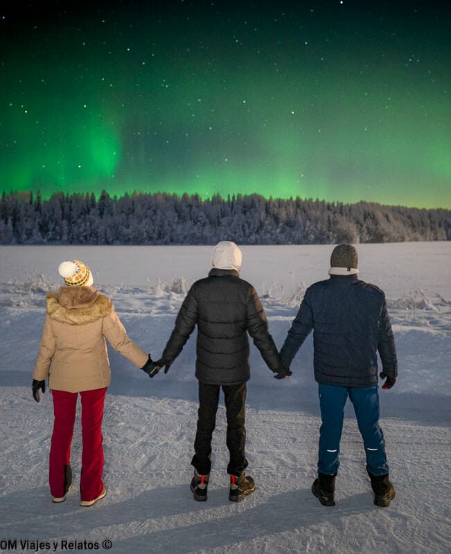 ver-auroras-boreales-en-Rovaniemi-Laponia-foto-familiar-recuerdo