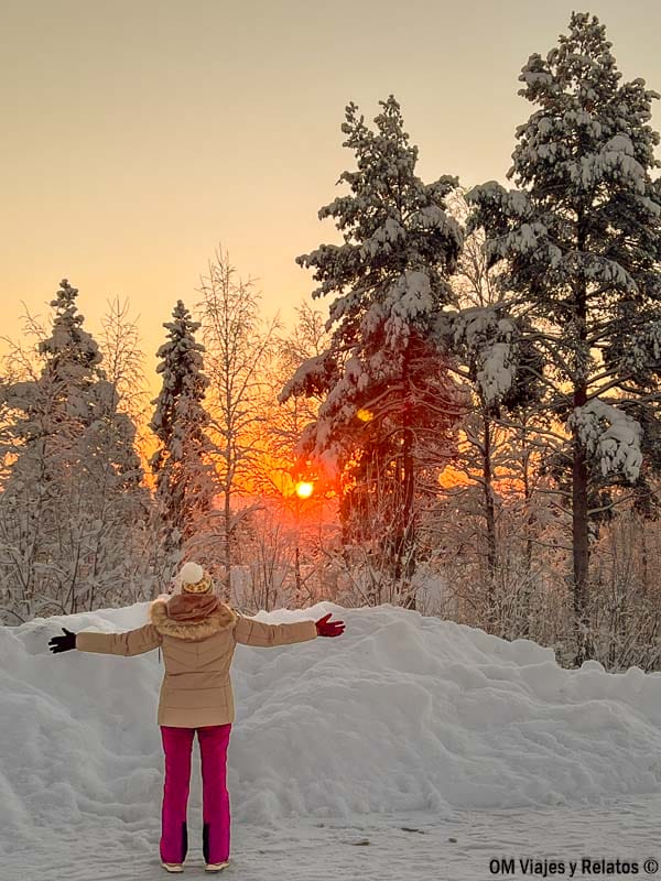 una-servidora-junto-a-los-bosques-de-Rovaniemi-Laponia-en-Navidad