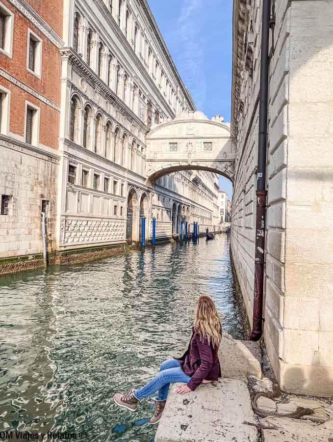 foto-mia-de-mi-viaje-a-Venecia-junto-al-Puente-de-los-Suspiros