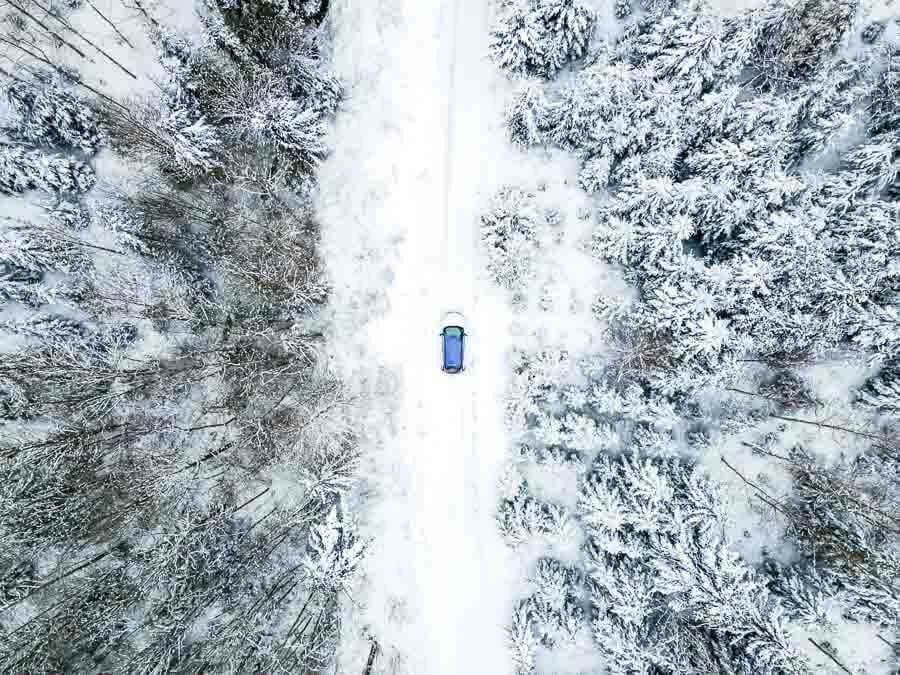 conducir-del-aeropuerto-aRovaniemi-en-invierno-con-nieve