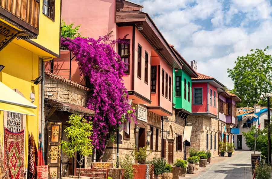 casas-de-colores-que-ver-en-el-barrio-antiguo-de-Antalya