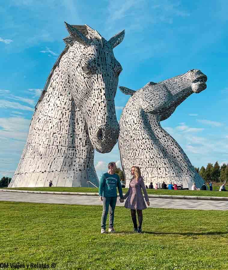 foto-de-Jc-y-Mia-posando-delante-de-los-Kelpies-de-Escocia