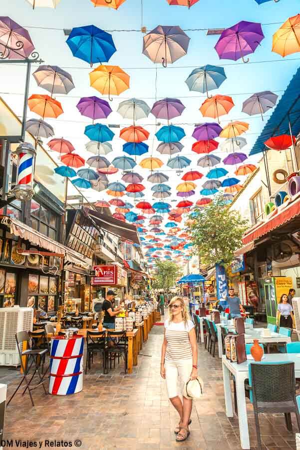 foto-mia-en-la-calle-de-los-paraguas-Antalya